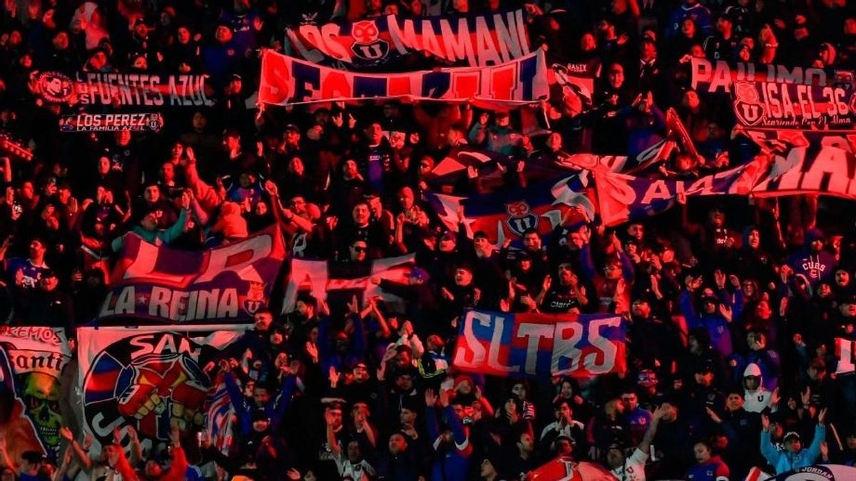 Tifosi della squadra di calcio dell'Università del Cile hanno preso a sassate l'autobus del Lanús.