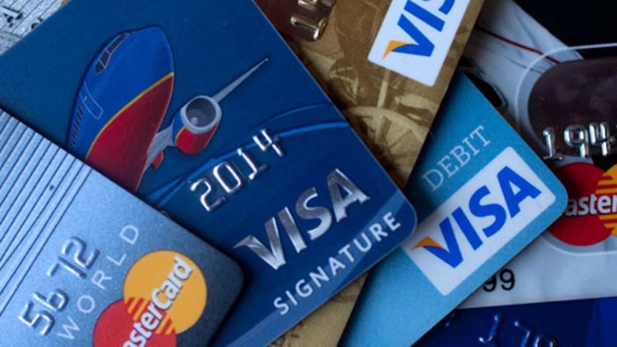 Uma agência de viagens permite pagamentos com cartão de crédito e planos de parcelamento para destinos internacionais.