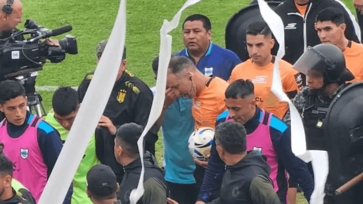 Threatening a soccer referee cost them dearly: Gimnasia de Jujuy loses a key match.