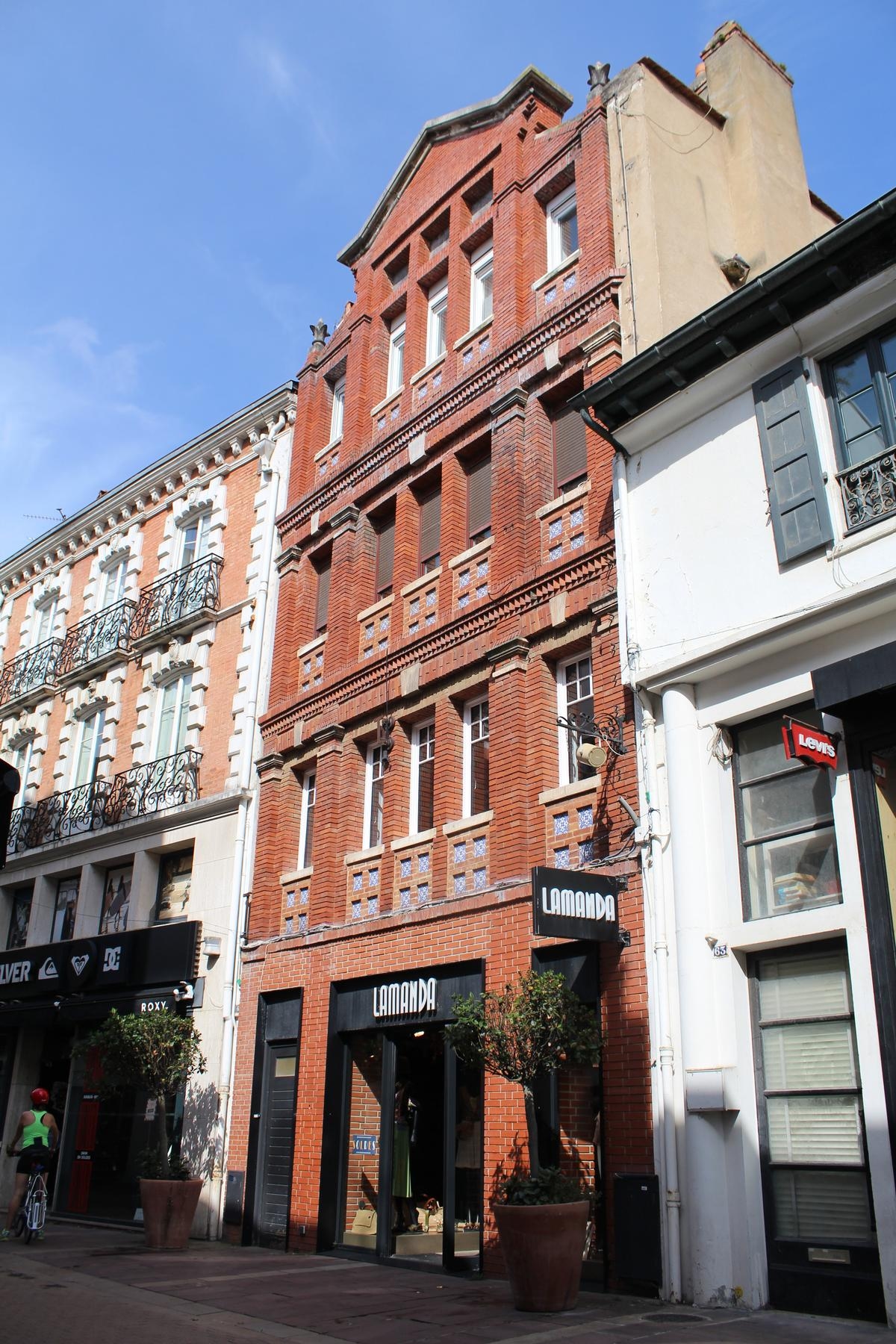 Saint-Jean-de-Luz: deze gebouwen in neo-Vlaamse stijl staan naast typisch Baskische gebouwen