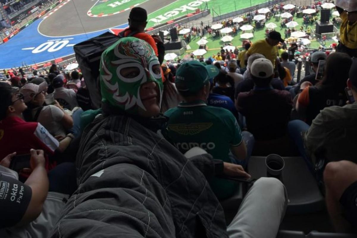 Meksika GP'sinde serbest antrenman 1'i gizlice izleyen George Russell, lucha libre maskesiyle: "Yıllardır Formula 1'i tribünlerden görmemiştim"