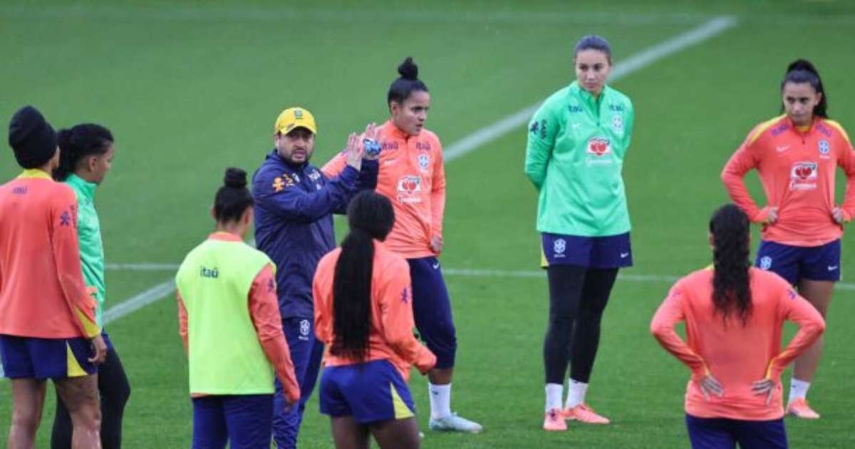Women's team begins training in England before facing the hosts