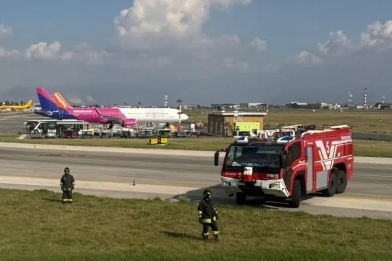 Рейс Wizz Air из Шарм-эль-Шейха совершил аварийную посадку в Неаполе: «В отсеке произошел взрыв».