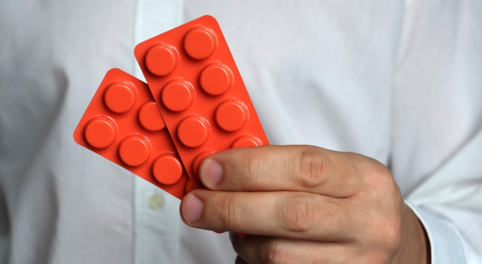 I polacchi stanno prendendo d'assalto le farmacie. Pensano di rafforzare il loro sistema immunitario, ma in realtà stanno danneggiando loro reni e fegato.