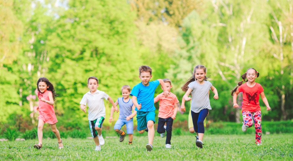 Staś läuft heute schnell und niemand würde sagen, dass er eine schwere genetische Erkrankung hat.