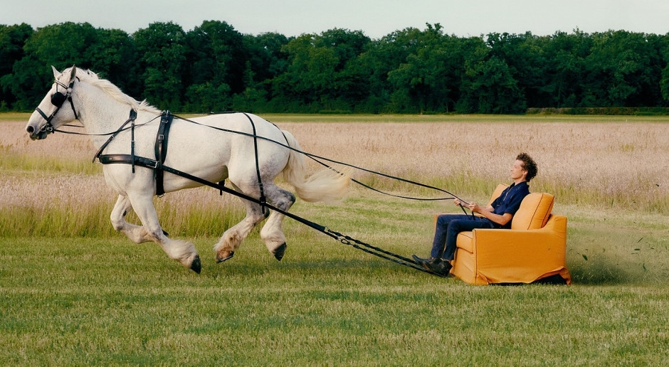 A horse, a sofa, and zero artificial intelligence. A new Hermès ad has the internet divided.