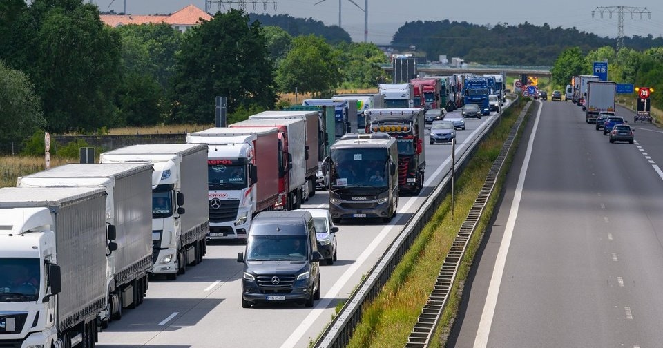 Circa 5.000 camion lituani sono parcheggiati al confine con la Bielorussia: cosa si sa