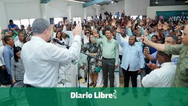 Leonel Fernández vereidigt Mitglieder der PRM und PLD in San Cristóbal