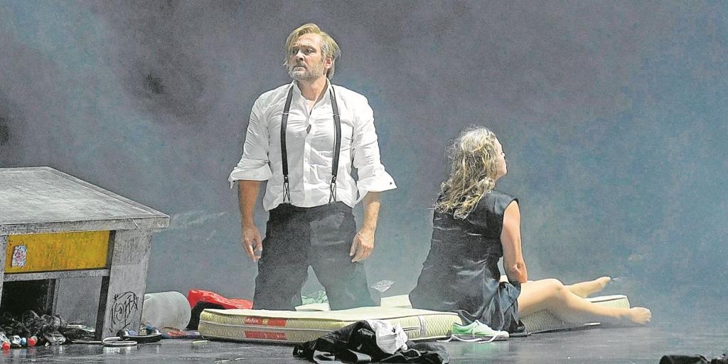 Gustavo Gimeno macht aus der irrelevanten Inszenierung, die Christoph Loy über Béla Bartók erfindet, ein Ereignis.