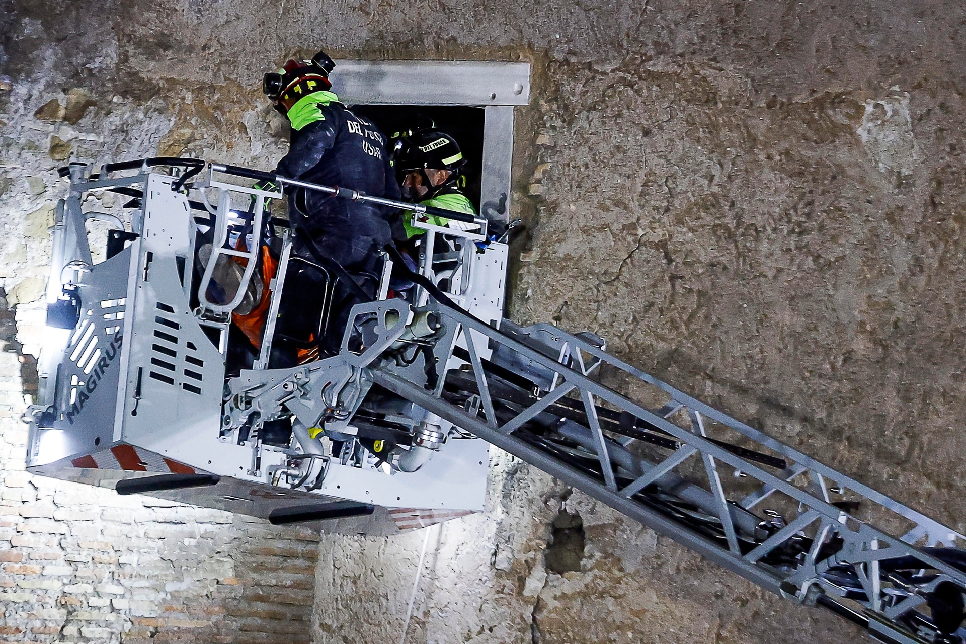 Muere el trabajador rescatado tras el derrumbe de una parte de la Torre dei Conti en Roma