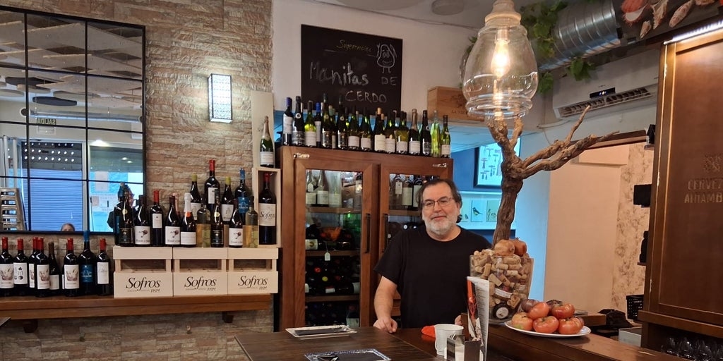 This neighborhood of Granada is famous for having bars specializing in wine
