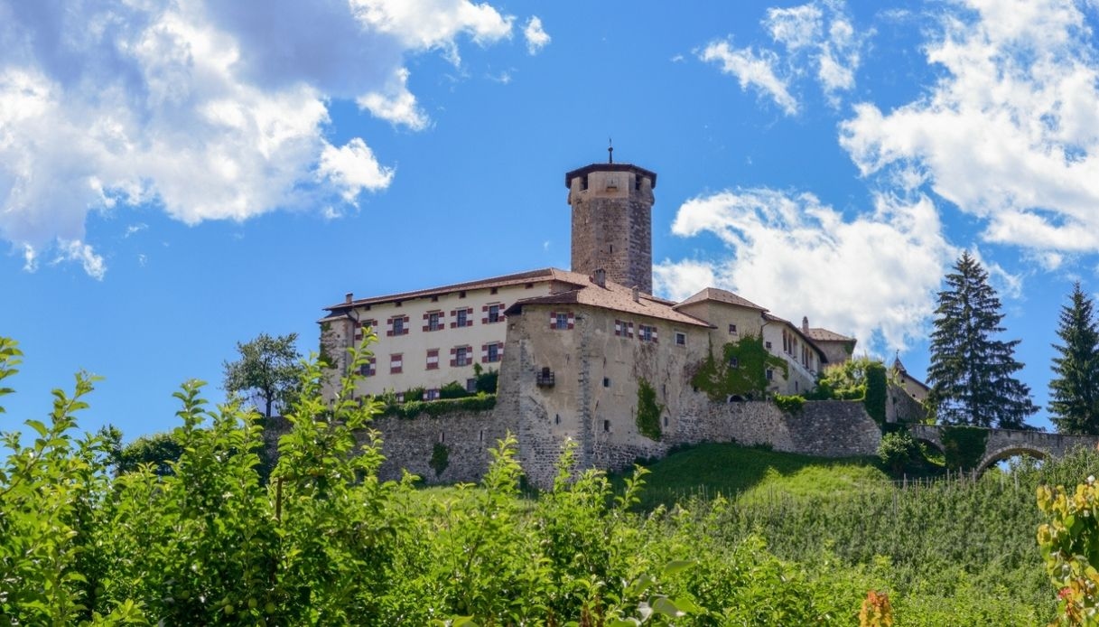 Zamki, w których rozgrywa się akcja psychologicznego reality show „Zdrajcy” z Alessią Marcuzzi w roli głównej.