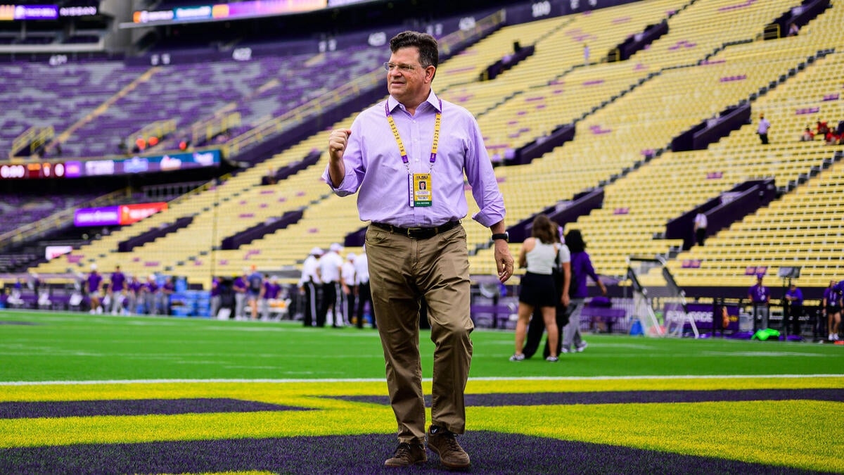LSU e o diretor atlético Scott Woodward devem se separar após a demissão de Brian Kelly, enquanto os Tigers iniciam a busca por um novo treinador de futebol americano.
