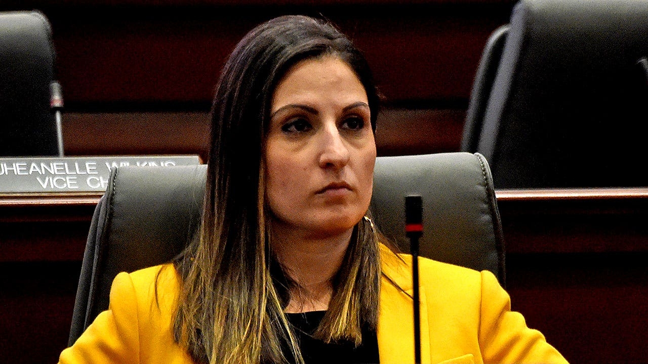 Сенатор-демократ штата обвиняется в тайной съемке двух критиков в постели, чтобы заставить их замолчать