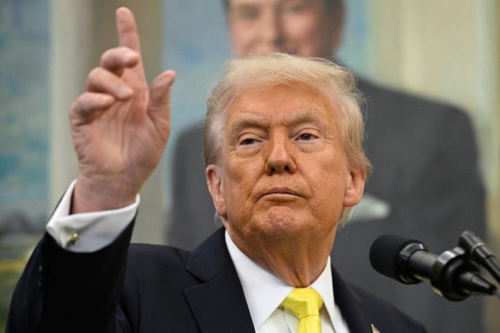 Trump ha pubblicato un video in cui lancia fango contro i manifestanti.