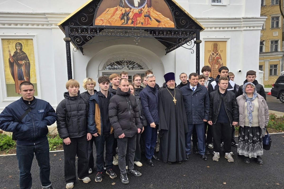 Gouverneur Anokhin bezocht de Kerk van de Transfiguratie van de Heer in Smolensk, met bijzondere aandacht voor de tentoonstelling gewijd aan de deelnemers van de SVO