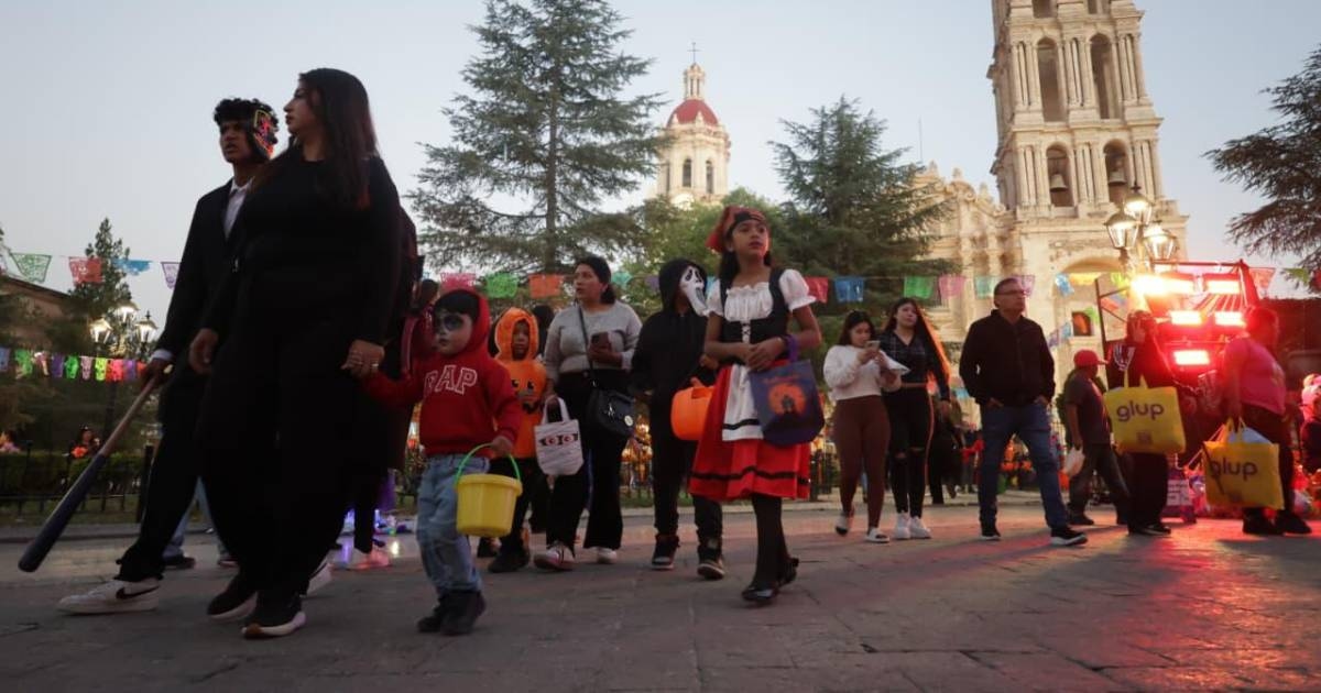 Au milieu des costumes et des crânes en sucre, le centre-ville de Saltillo se transforme en un défilé de mode nocturne pour Halloween.