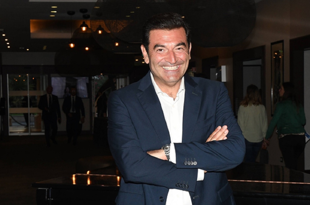 Стена: Макс Джусти снимает премьерный эпизод в Афинах вместе с рекордсменом Mediaset.