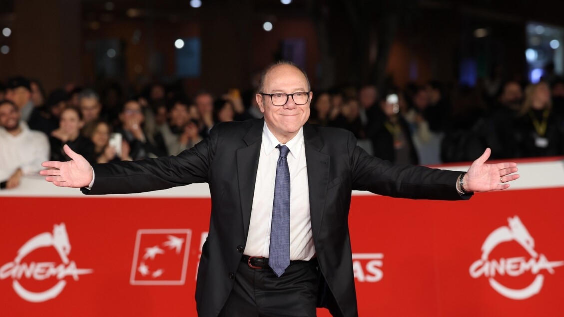 Verdone and the cast of Vita da Carlo parade to the tune of Acqua e Sapone