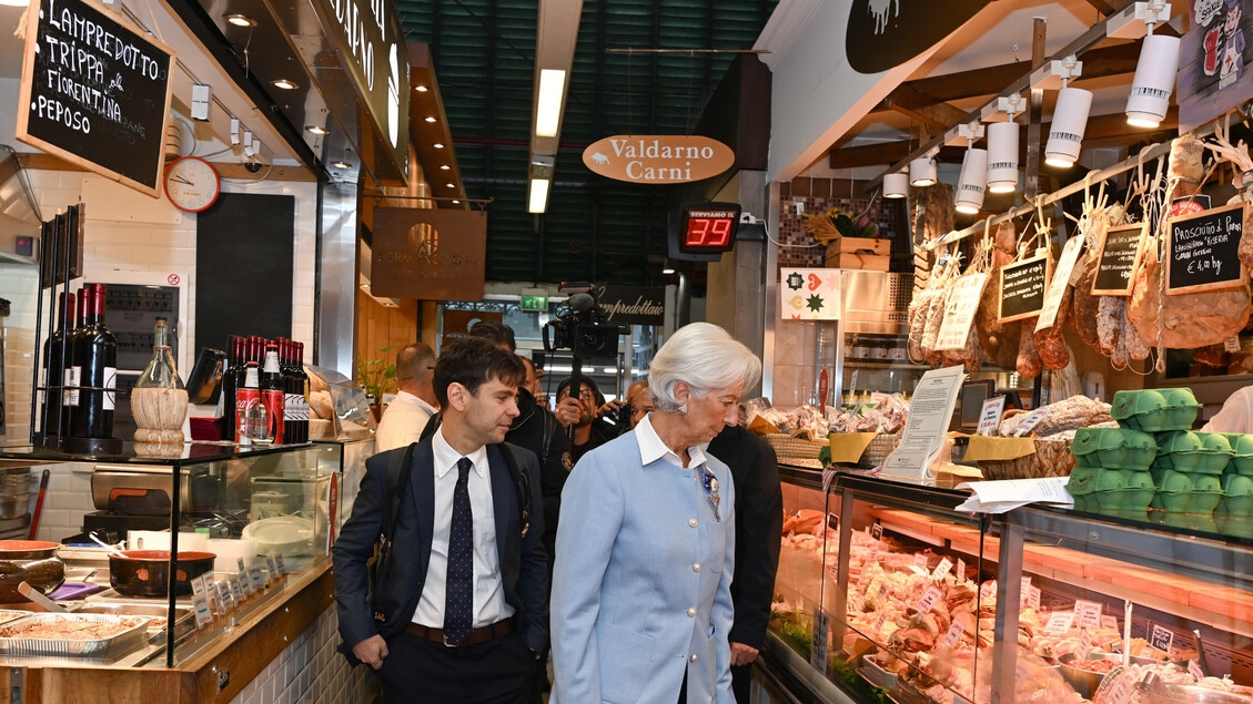 Лагард на рынке во Флоренции, среди прилавков, следящих за ценами.