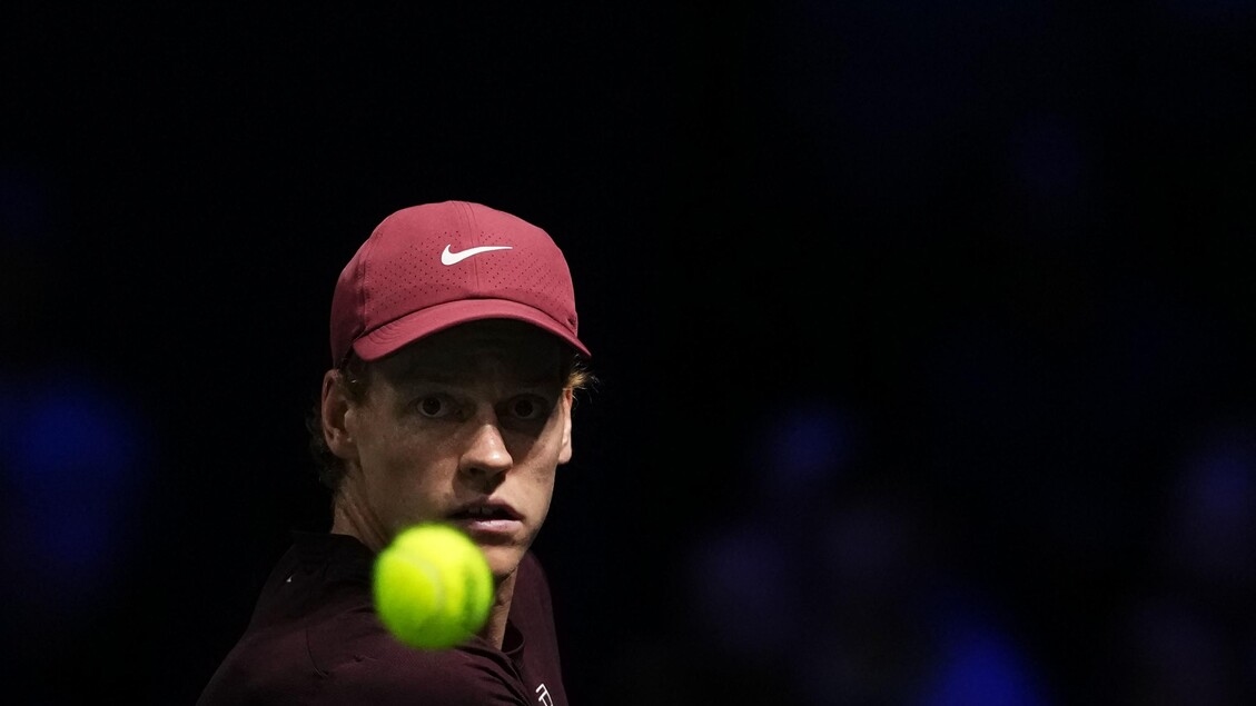 Sinner alcanzó los cuartos de final en París, derrotando a Cerundolo 7-5, 6-1. Sonego fue eliminado.