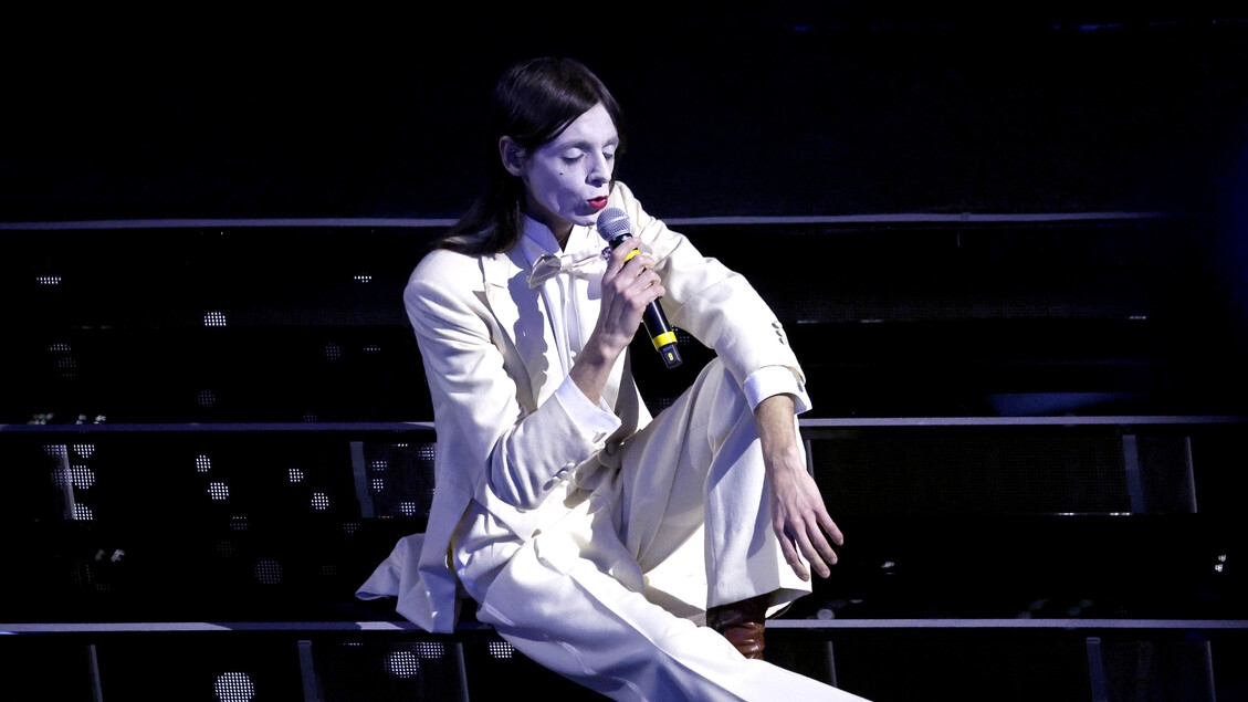 Lucio Corsi hayranları The Guitar in the Rock'ın ön gösteriminde çılgına döndü