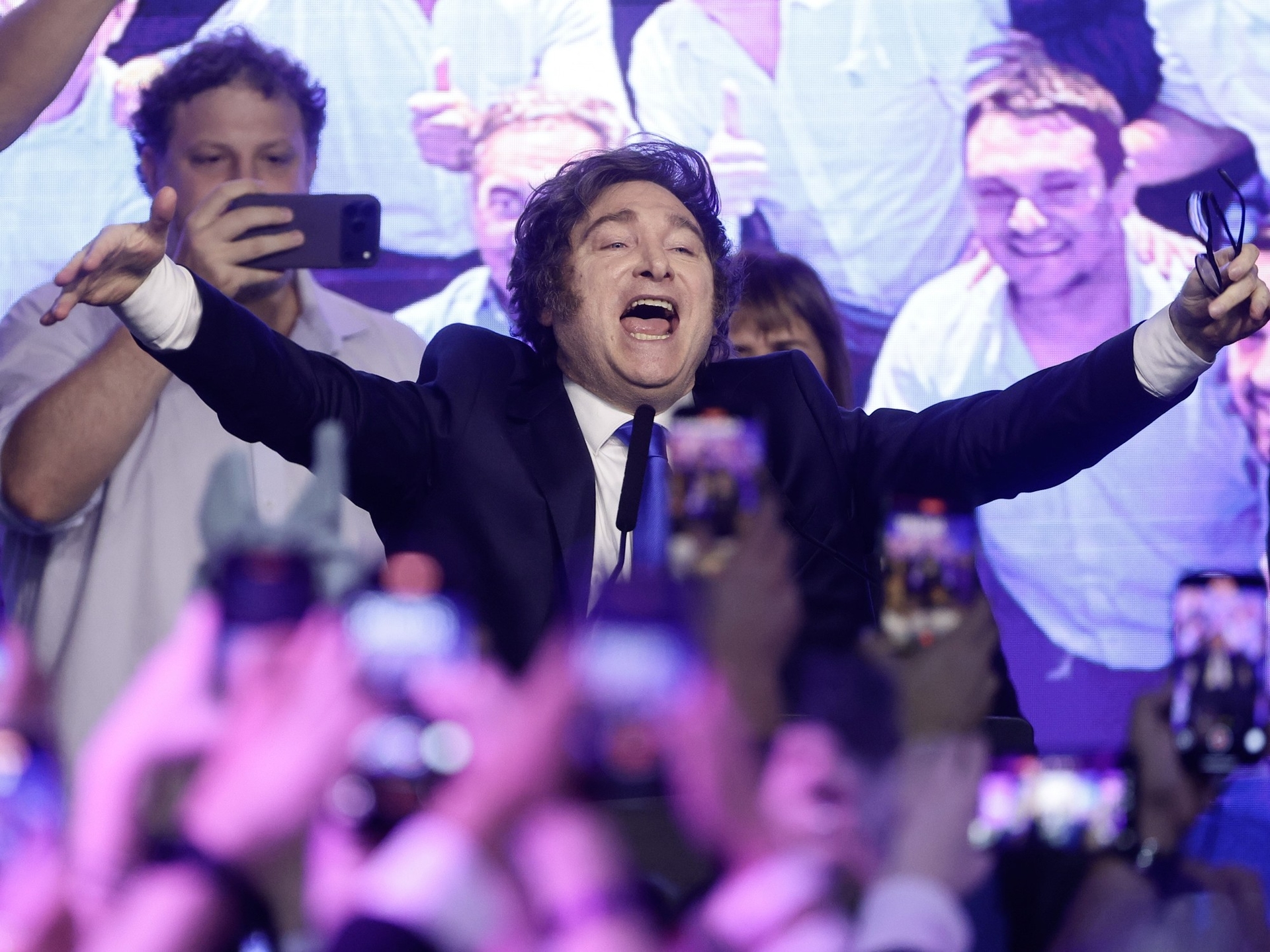 Milei won, but the dollar remains strong: a dollar in hand is worth two in the bush.