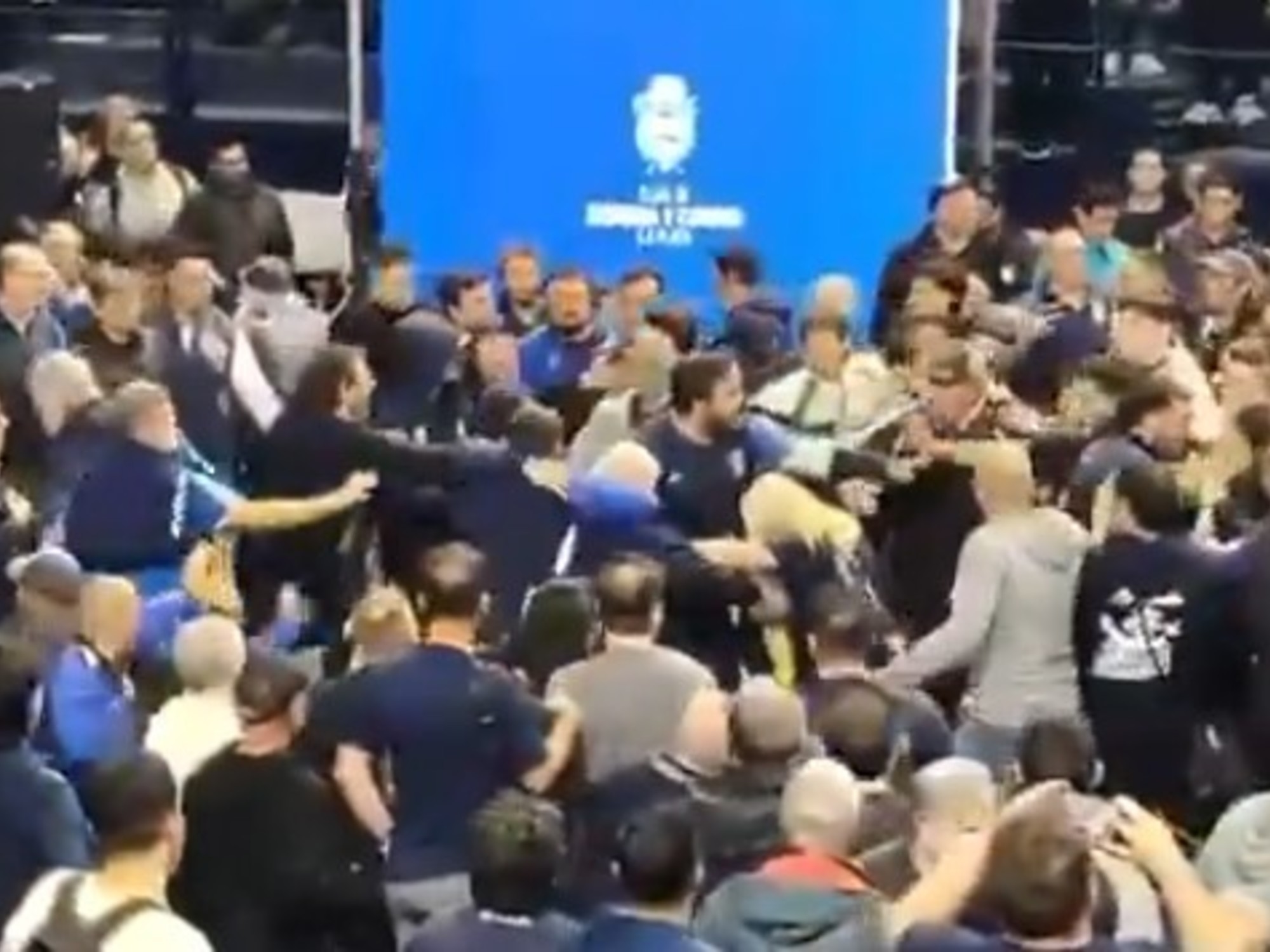 Sillazos, botellazos y huevazos en la Asamblea de General de Gimnasia La Plata