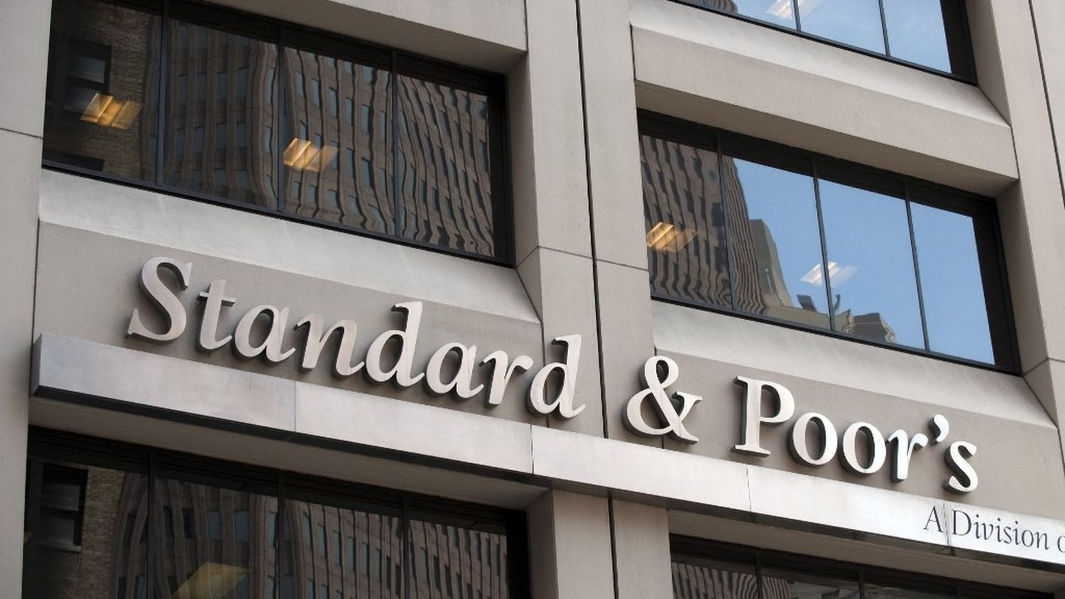Kredi derecelendirme kuruluşu S&P, kamu maliyesindeki "yüksek" belirsizliği gerekçe göstererek Fransa'nın notunu "AA-"den "A+"ya düşürdü.