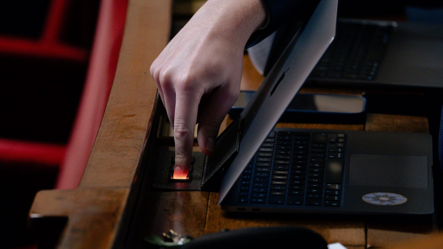 Bilancio 2026: i parlamentari approvano una "tassa sulla ricchezza improduttiva"