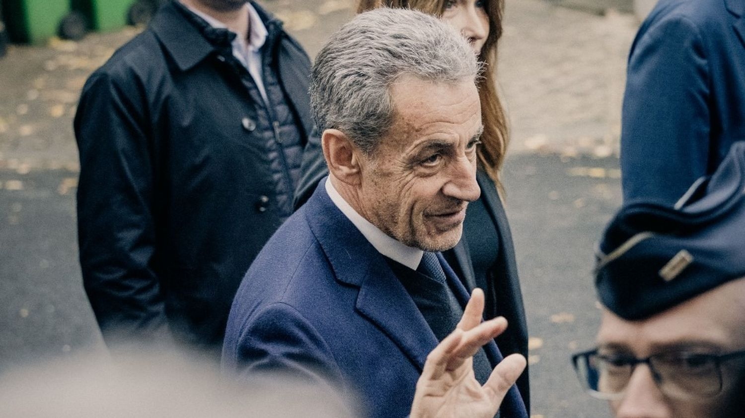 İçişleri Bakanı, Nicolas Sarkozy'nin "üzerindeki tehditler göz önüne alındığında" hapishanede korumadan yararlandığını savunuyor