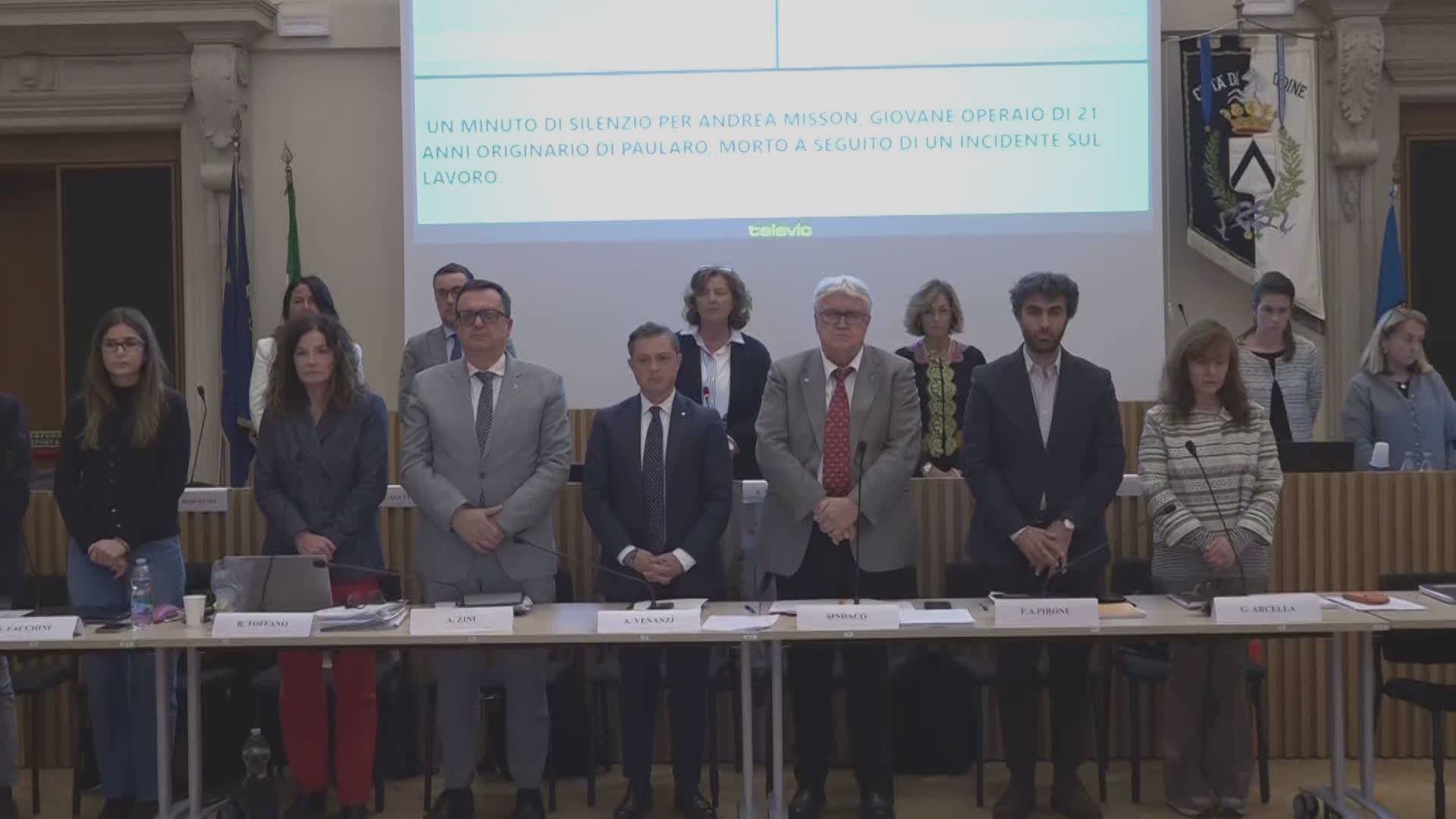 В Удине вспыхивают драки: от уличных беспорядков до напряженности в городском совете.