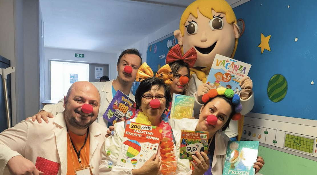 Libri per la “Festa dei Morti”, i Clown Dottori portano sorrisi e storie ai bambini del Policlinico di Foggia