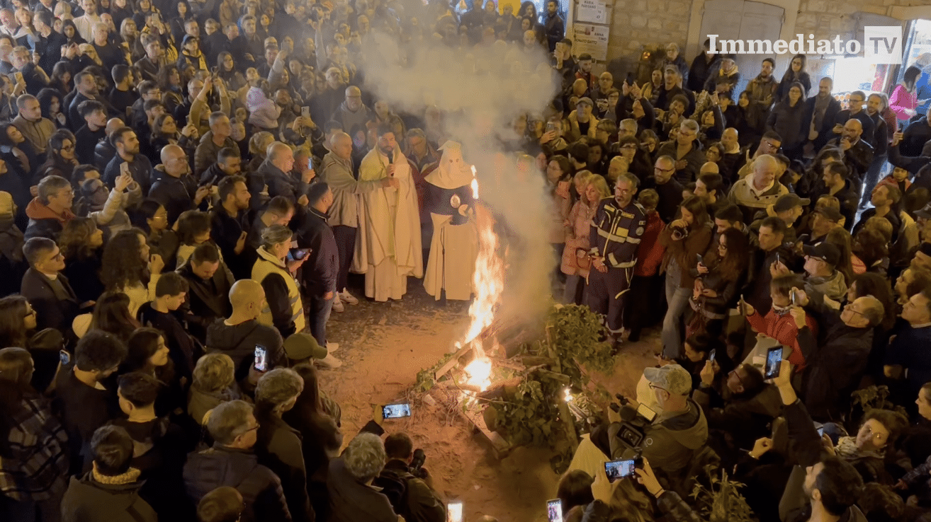 In migliaia a Orsara di Puglia, colpo d’occhio e grande successo per falò e zucche