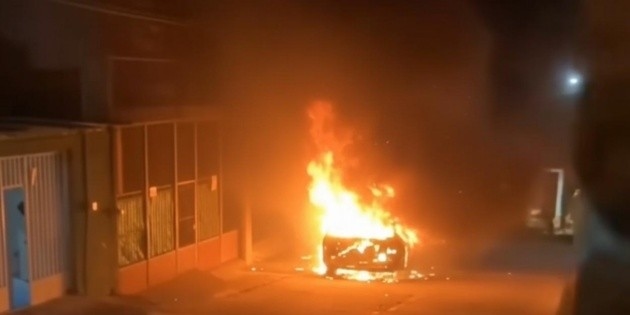 Two vehicles caught fire in Teocaltiche; the incident is under investigation.