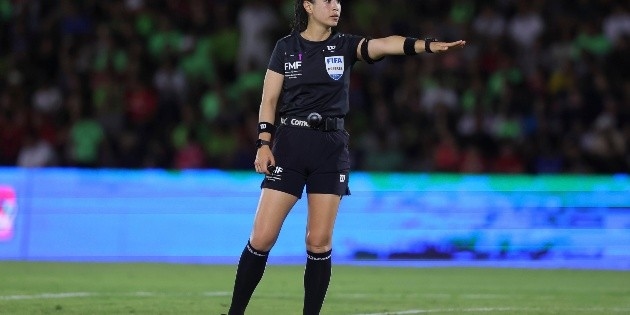 Découvrez Katia Itzel García, arbitre mexicaine nominée pour le titre de meilleure arbitre du monde