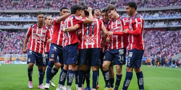 Chivas deklassiert Monterrey, 'Hormiga' bedroht den Titel und 'Chicharito' die Rückkehr.