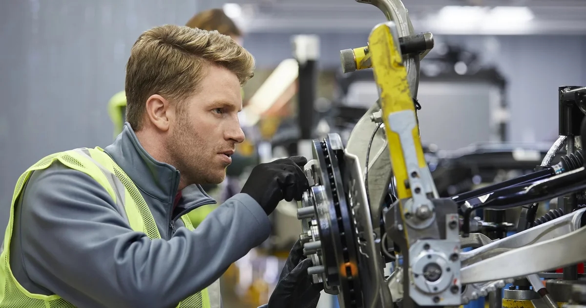 Расчет дефицита квалифицированных рабочих по секторам экономики