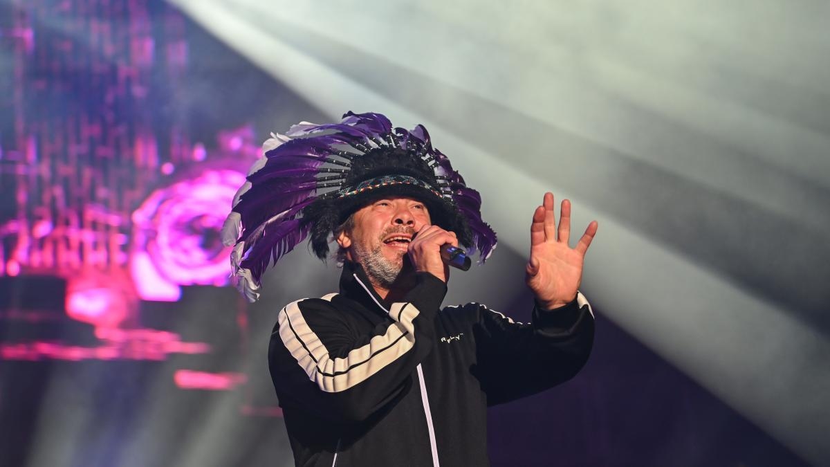 Jamiroquai rozpoczyna długo oczekiwaną trasę koncertową po Europie w Barcelonie. To ich jedyny występ w Hiszpanii.