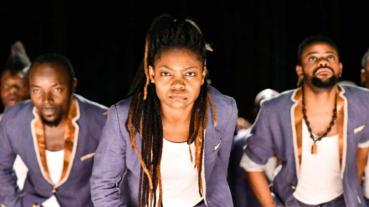 Połączenie afro-baroku w „Zamachu stanu fatalnego”