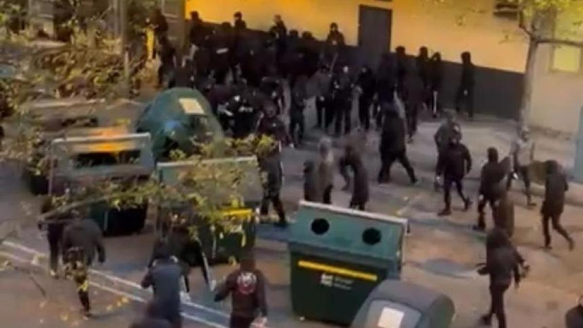 Incidentes em Pamplona durante a manifestação contra o evento de Vito Quiles, que acabou sendo suspensa.