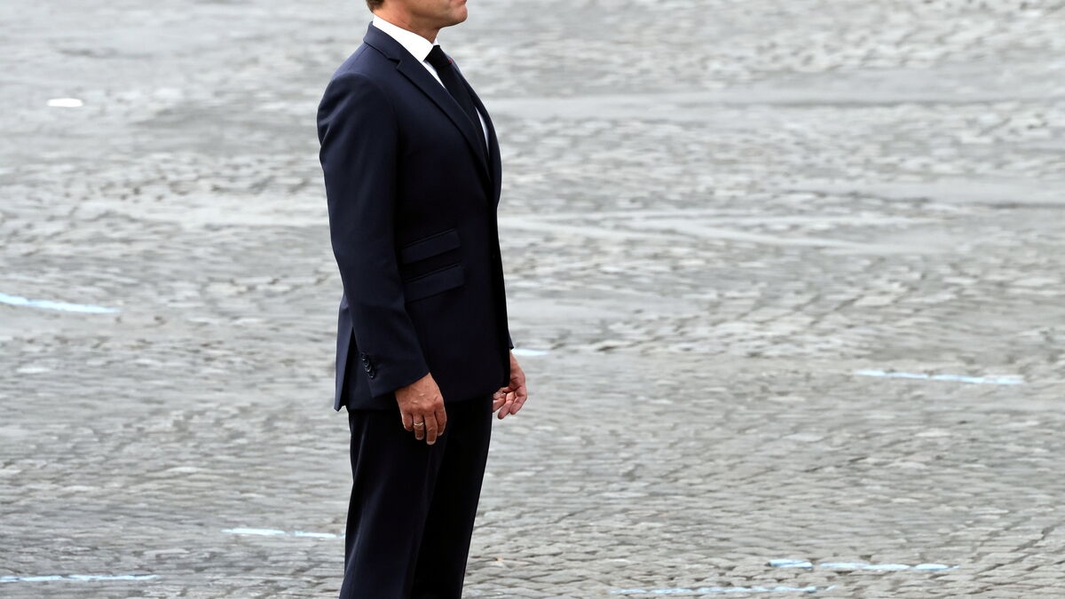 Macron at his lowest point: his approval rating falls to 11%, equaling Hollande's record low.