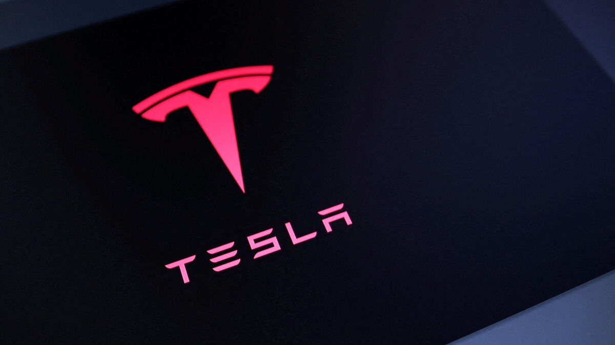 Tesla, tarifelerin etkisiyle kârının ve hisse senedi fiyatının düştüğünü görüyor