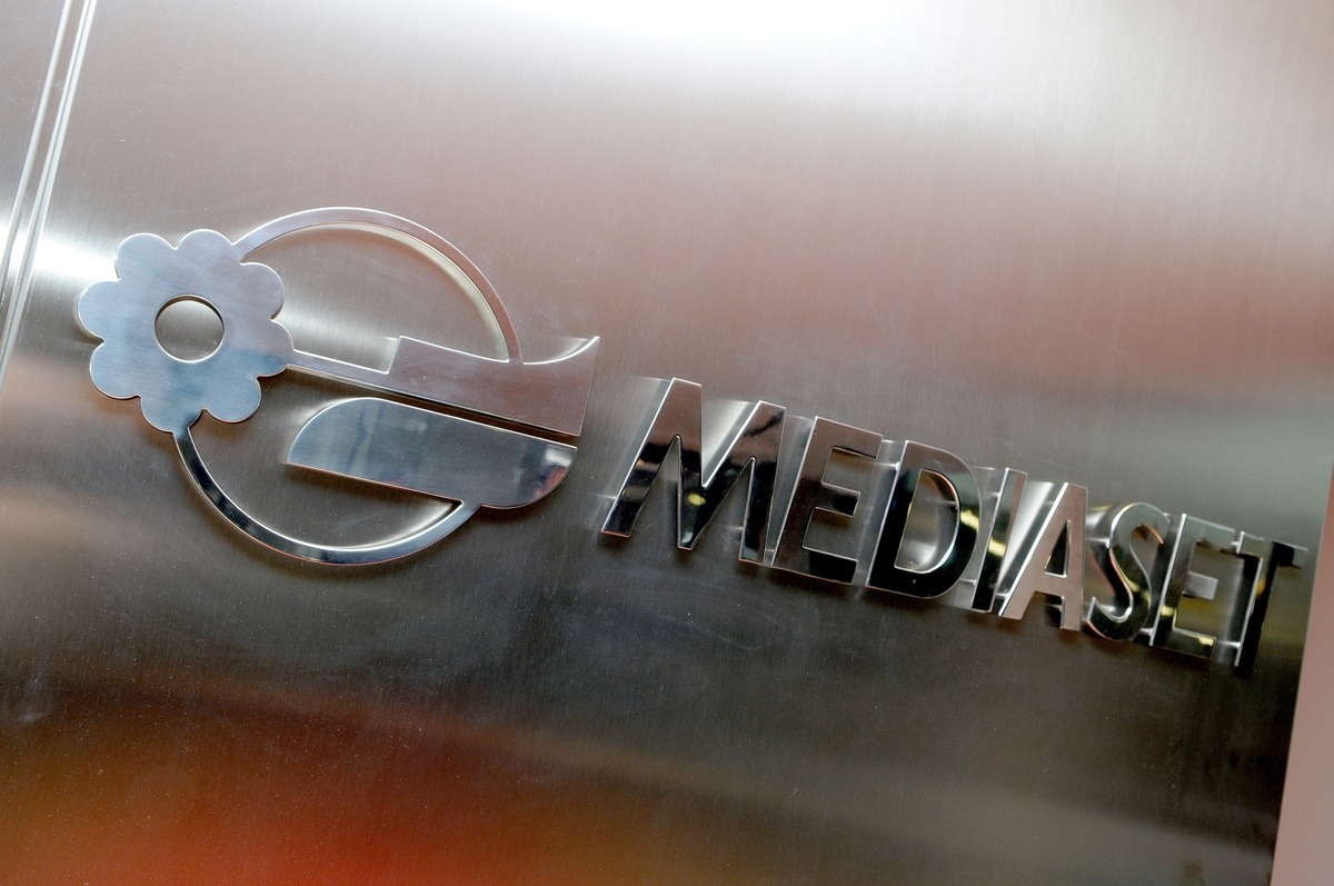 Напряжение и повороты событий в сериале «Мужчины и женщины»: ожесточённое противостояние Джанмарко, Чиро и Кристины