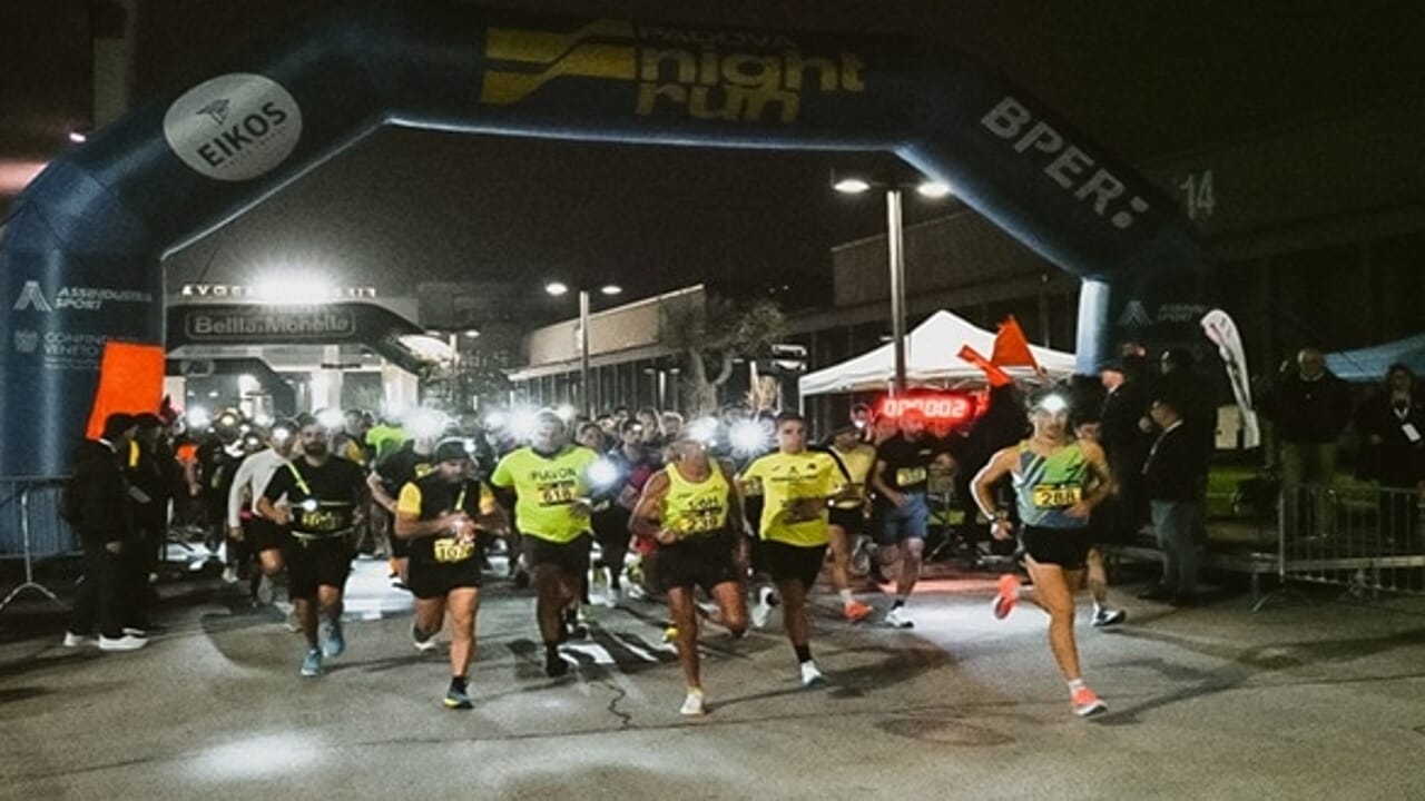 Pádua pulsa durante a noite: a magia da primeira Corrida Noturna com 1.100 corredores.