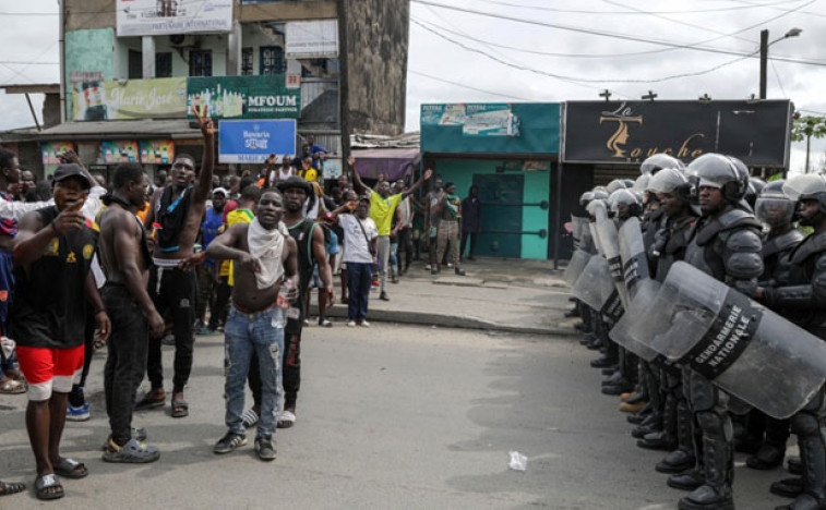 Ke Dorsey: França raspou a cabeça devido à repressão de manifestantes em Camarões.