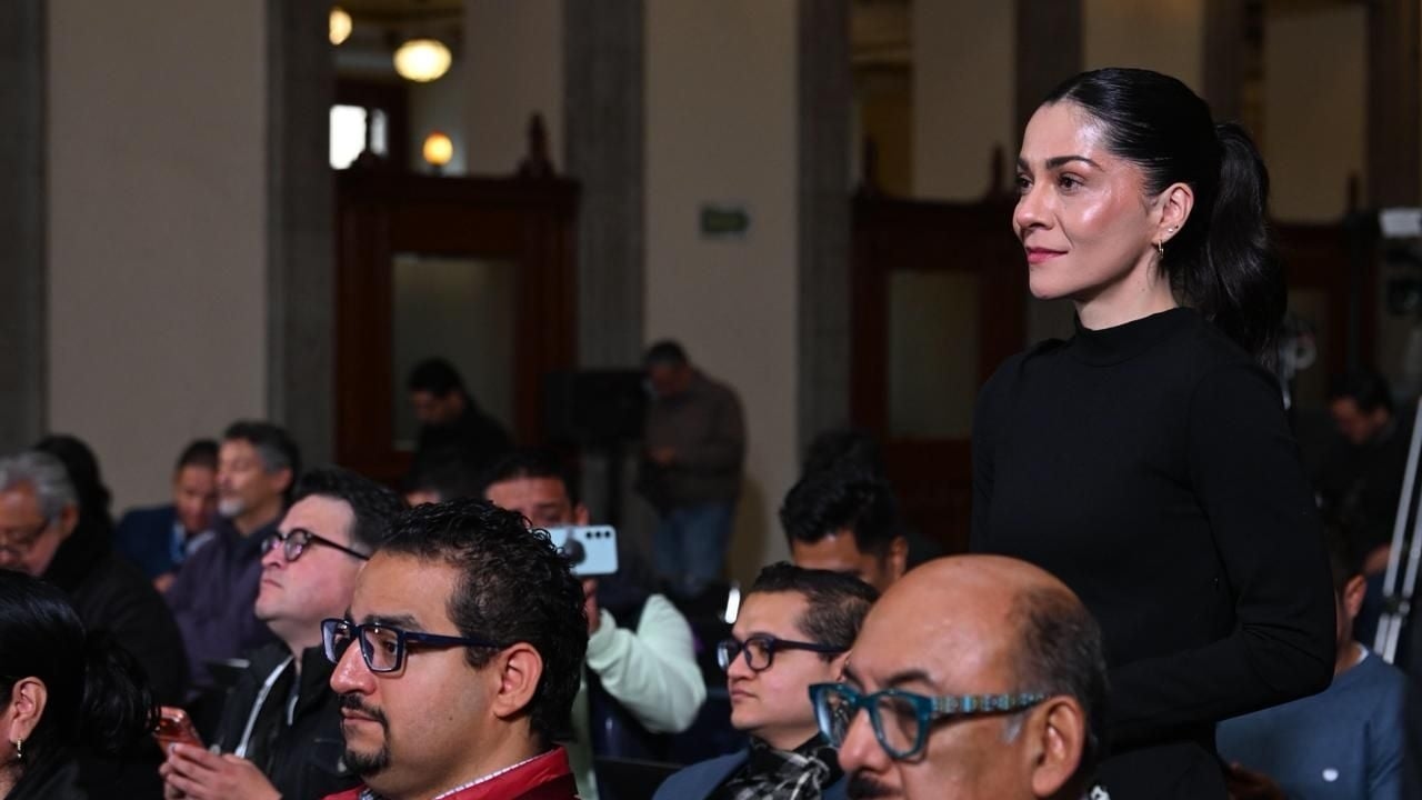 García Vilchis verschijnt opnieuw als "verslaggever" op de ochtendpersconferentie; "Ik herkende je niet", zegt Sheinbaum tegen haar.