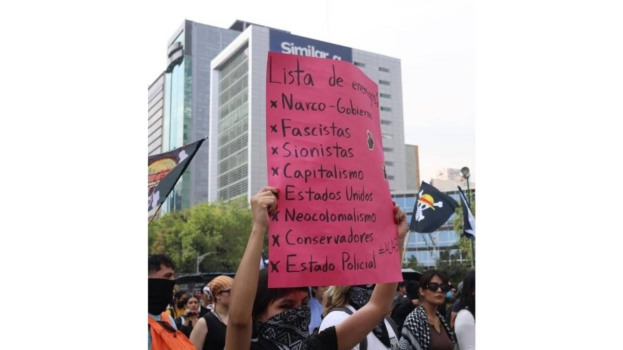Jovens marcham na Cidade do México contra a violência; a polícia os impede de chegar ao Zócalo.