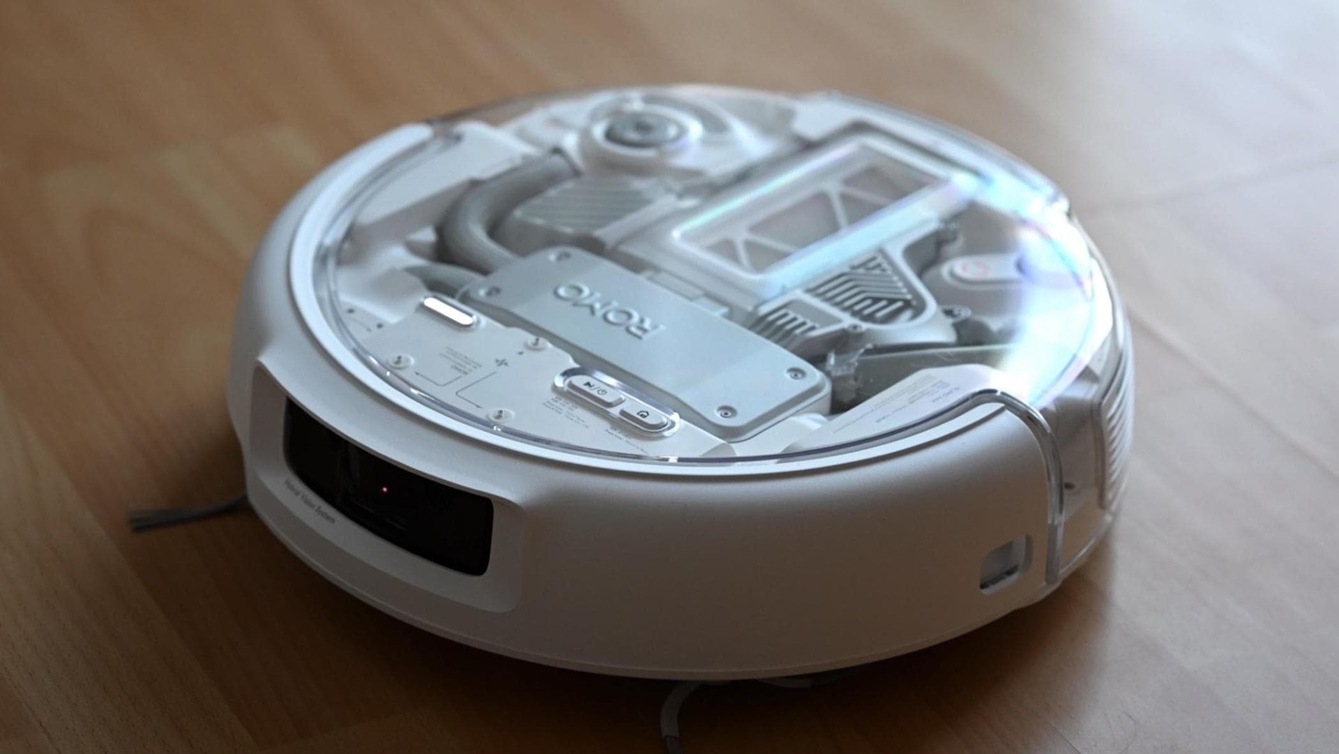 DJI Romo — робот-пылесос, созданный по мотивам дрона: наш обзор