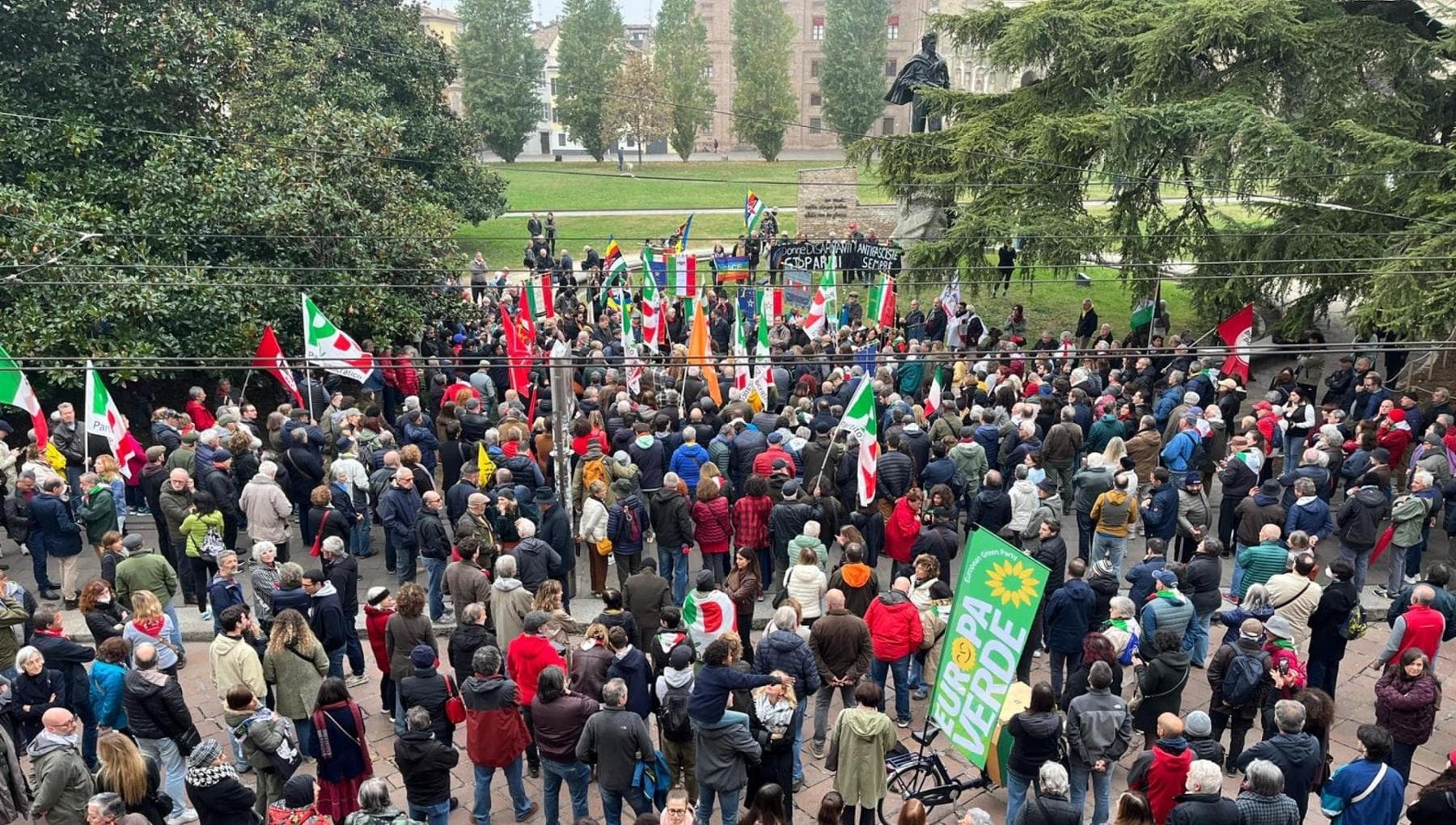 "Parma è e sarà sempre antifascista”, in mille al presidio dopo i cori per il duce nella sede di FdI